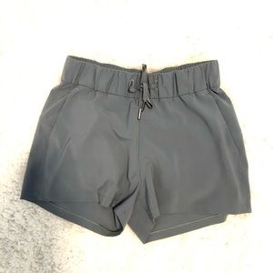 Lululemon On the Fly Short Woven 2.5" Melanite